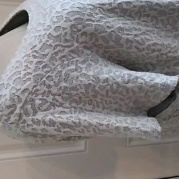 White and gray leopard Plus - Picture 3 of 5